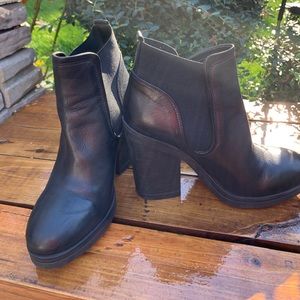 STEVE MADDEN LEATHER HEELED BOOTIE